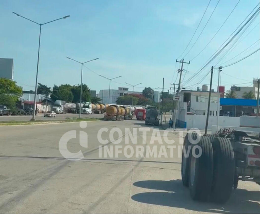 Tráilers invaden bulevar Instituto Tecnológico en la colonia Nueva Mina; ciudadanos exigen intervención antes de una tragedia