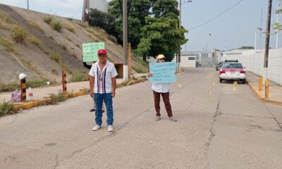 Protestan trabajadores de obra del Tren Interoceánico; bloquean acceso a oficinas en Coatzacoalcos