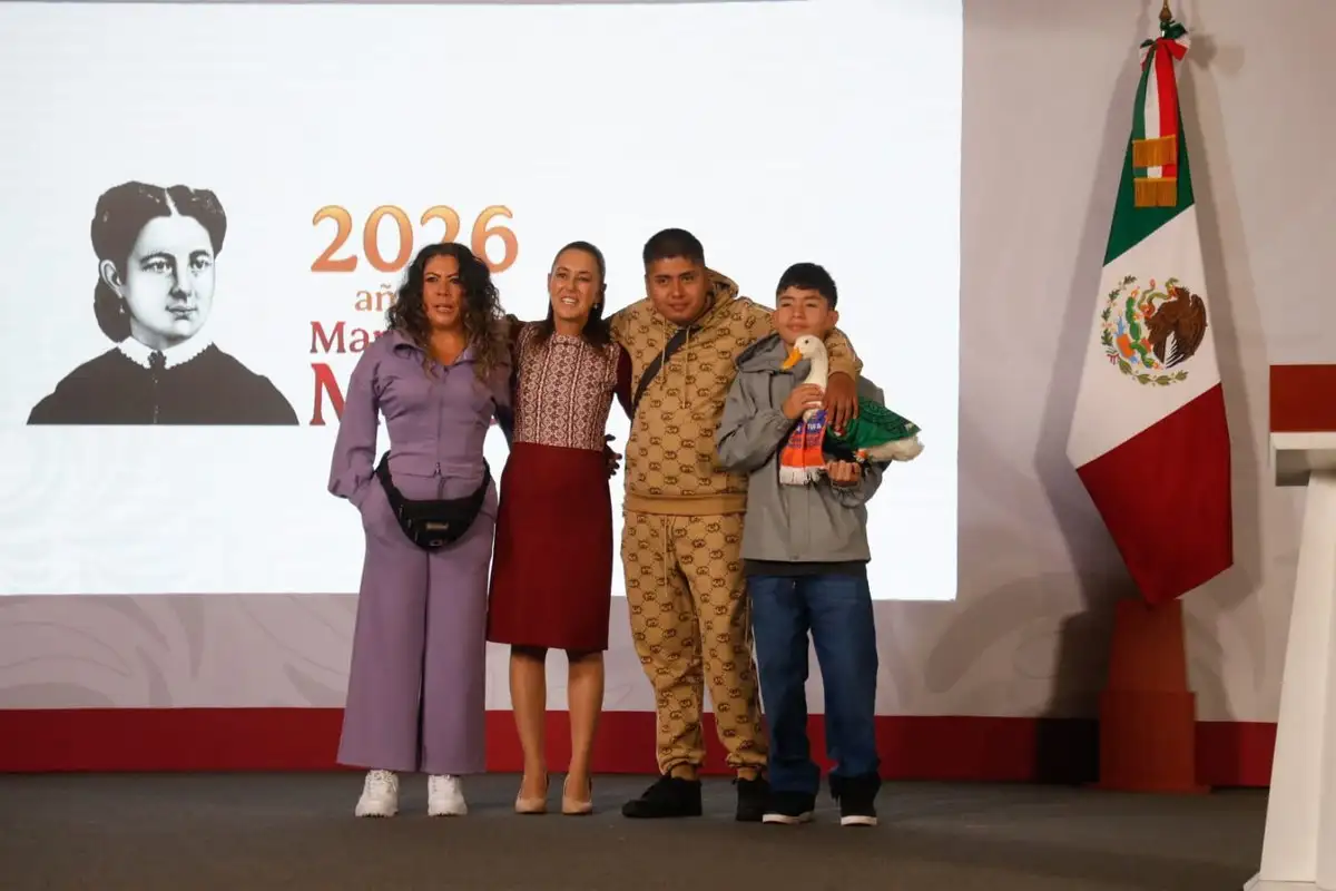 El pato Merlín y sus dueños asisten a la mañanera a invitación de Sheinbaum
