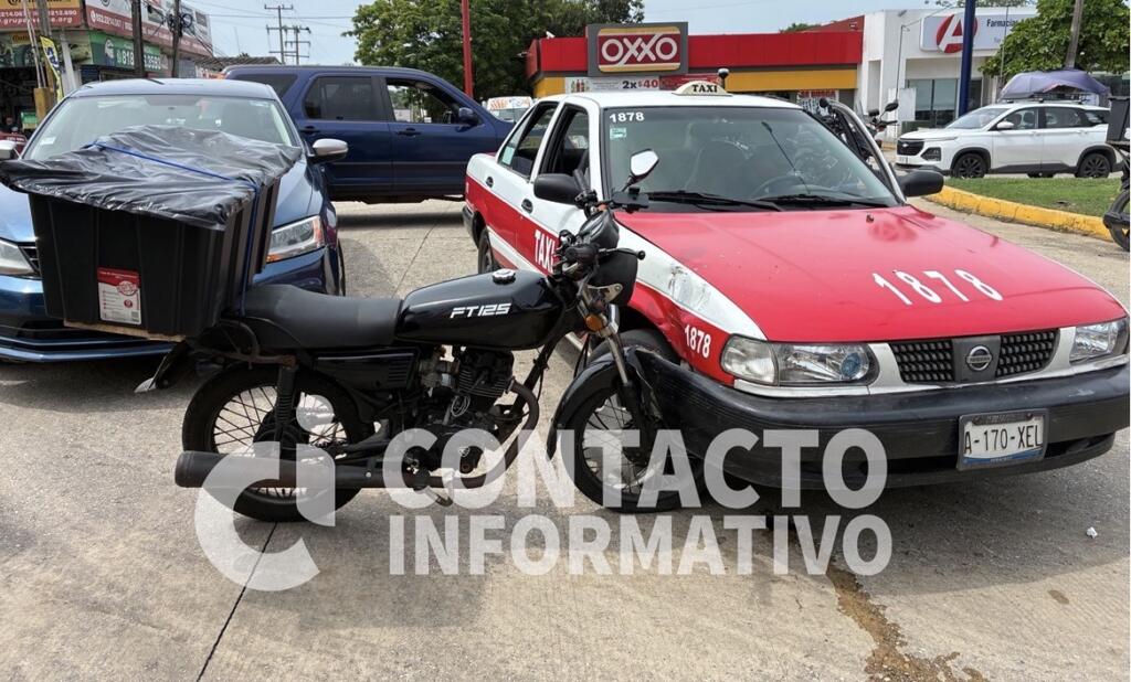 Motociclista resulta lesionado tras corte de circulación de taxi en Minatitlán