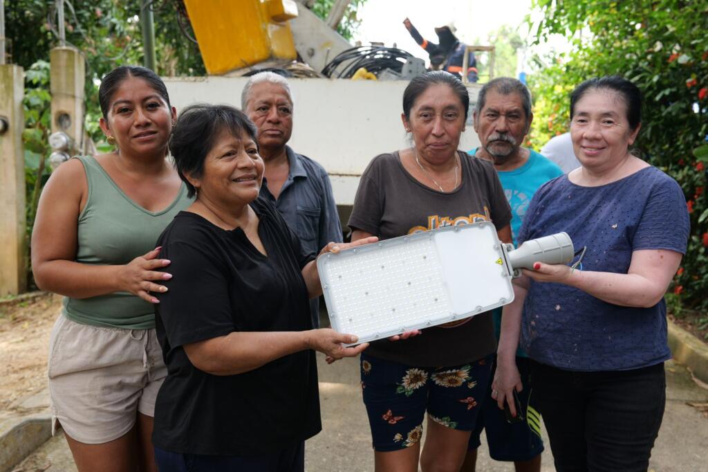 Más calles iluminadas y seguras para las familias de Cosoleacaque