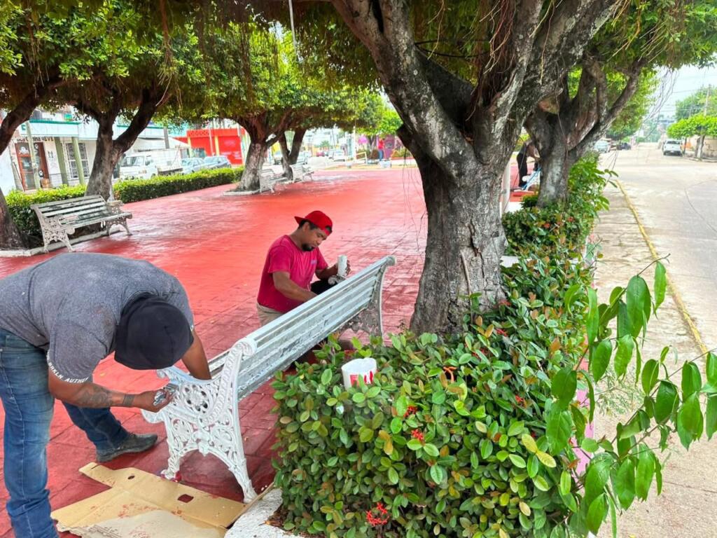 Gobierno de Minatitlán realiza mantenimiento a espacios públicos