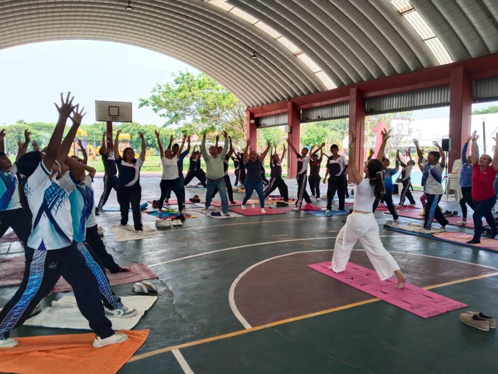 Promueven bienestar emocional con jornada de yoga para el cuidado de la salud mental