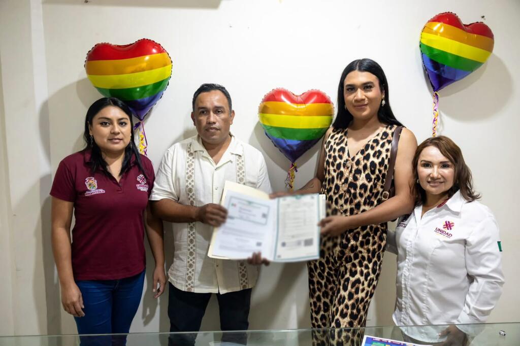 Minatitlán realiza entrega de actas de cambio de identidad