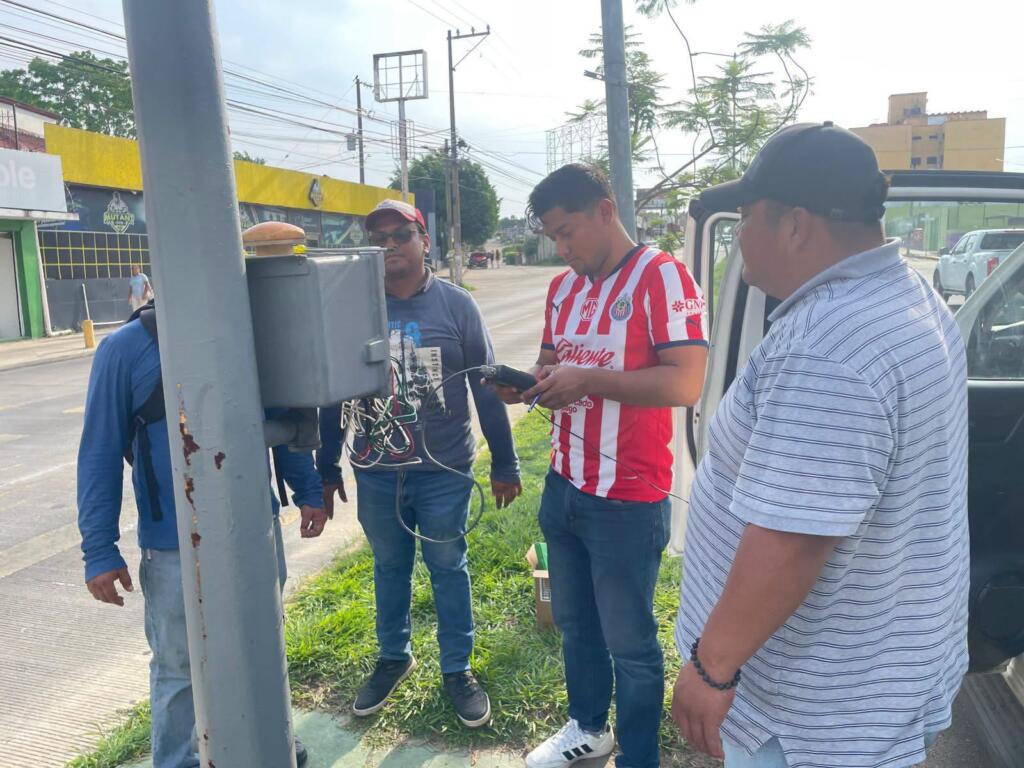 Gobierno de Minatitlán da mantenimiento a semáforos en avenida Justo Sierra