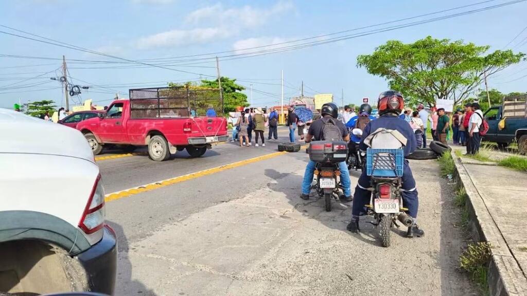 *Familiares de los cuatro policías detenidos de Ixhuatlán del Sureste bloquean carretera Coatzacoalcos – Villahermosa*