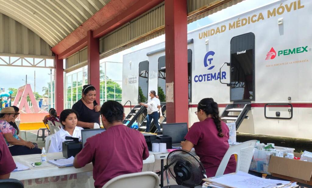 Unidad Médica Móvil beneficia a habitantes del ejido Colorado con atención gratuita