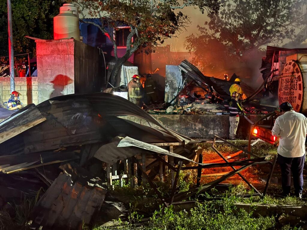 Mujer resulta intoxicada durante incendio de carpintería en la colonia Rafael Hernández Ochoa