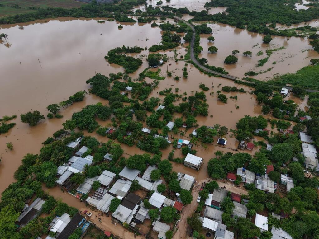 Lluvias deja inundaciones en #Isla; activan operativo de emergencia y esperan al Ejército