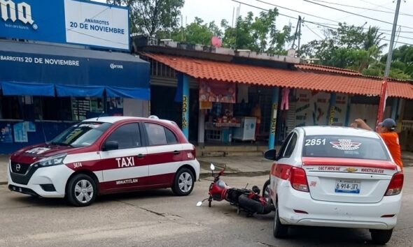 (+VÍDEO) Choque entre taxi y motocicleta deja a un hombre lesionado en la colonia 20 de Noviembre