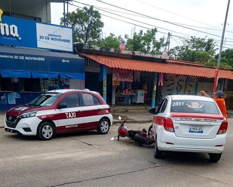 (+VÍDEO) Choque entre taxi y motocicleta deja a un hombre lesionado en la colonia 20 de Noviembre