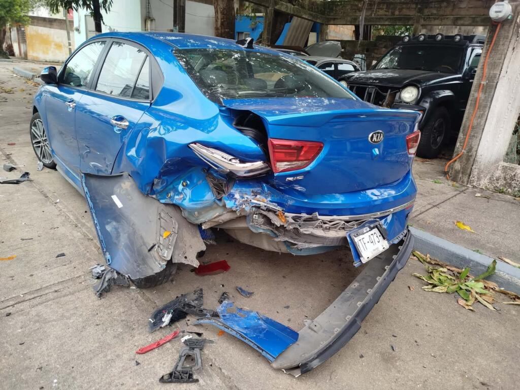 Denuncian a presuntos conductores ebrios por chocar vehículo estacionado y darse a la fuga en Coatzacoalcos