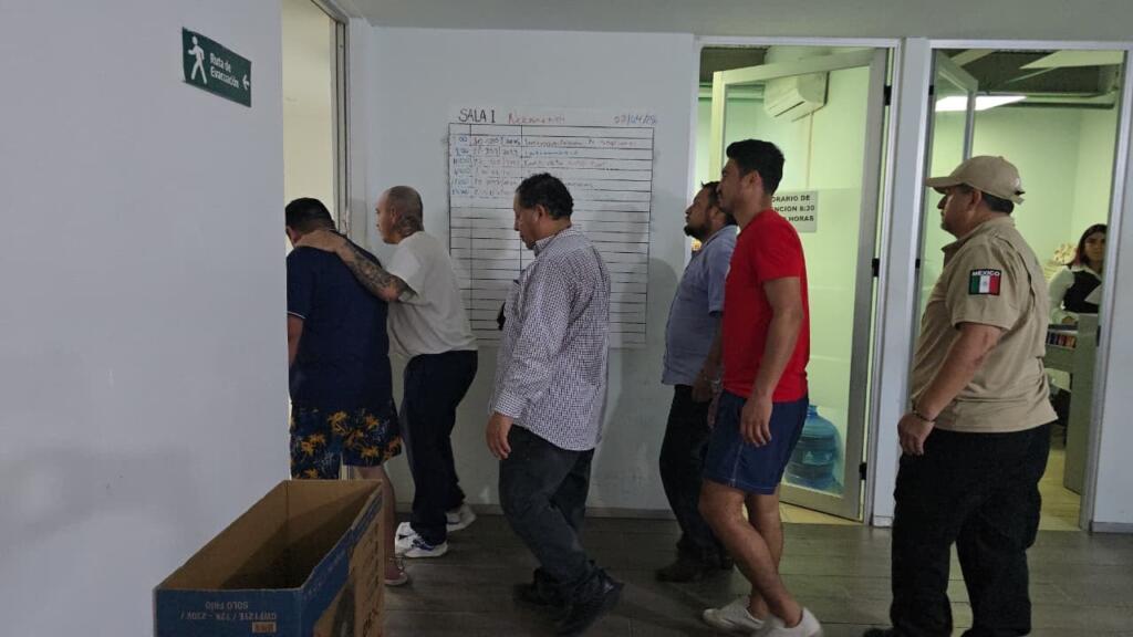Tras más de seis horas de audiencia liberan a tres de los cuatro detenidos en residencial de Nanchital
