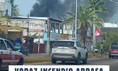 (+VIDEO) Voraz incendio arrasa con tres vehículos en encierro de Minatitlán