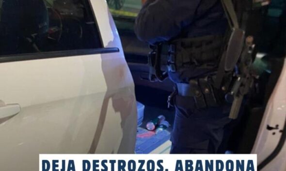 (+Vídeo) Deja destrozos, abandona su coche y huye tras chocar dos taxis en Minatitlán; está plenamente identificado