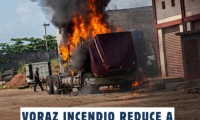 Voraz incendio reduce a chatarra un camión en la Central de Abastos de Minatitlán