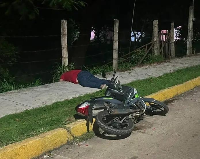 Muere motociclista tras derrapar en calles del Centro de Jáltipan