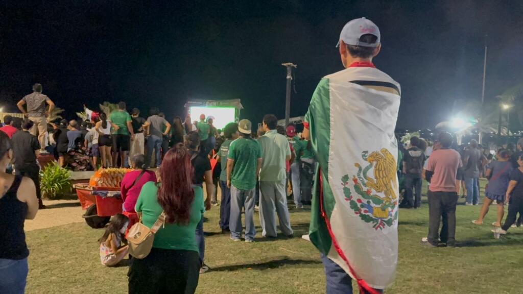 Abandonan con tristeza el Hemiciclo a los Niños Héroes tras eliminación de México