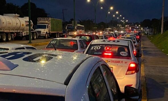 Hasta 400 pesos por un viaje de 10 minutos; exhiben a taxistas en Cosoleacaque