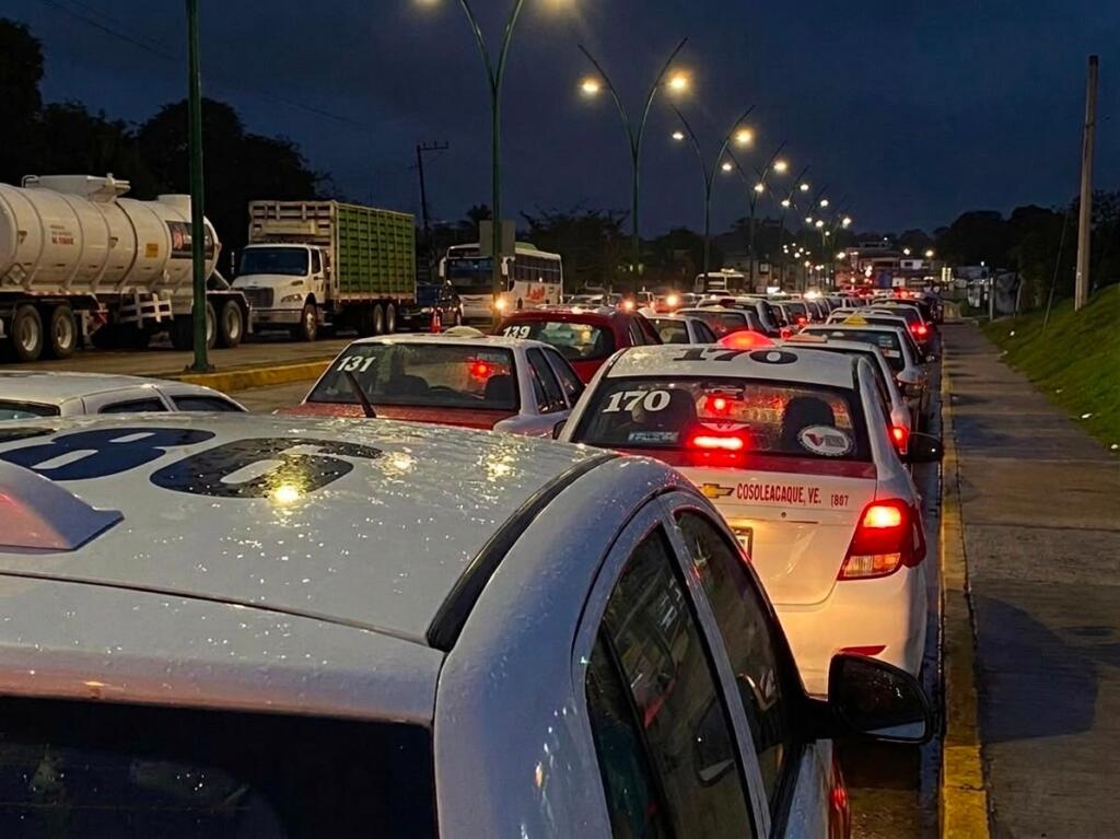 Hasta 400 pesos por un viaje de 10 minutos; exhiben a taxistas en Cosoleacaque