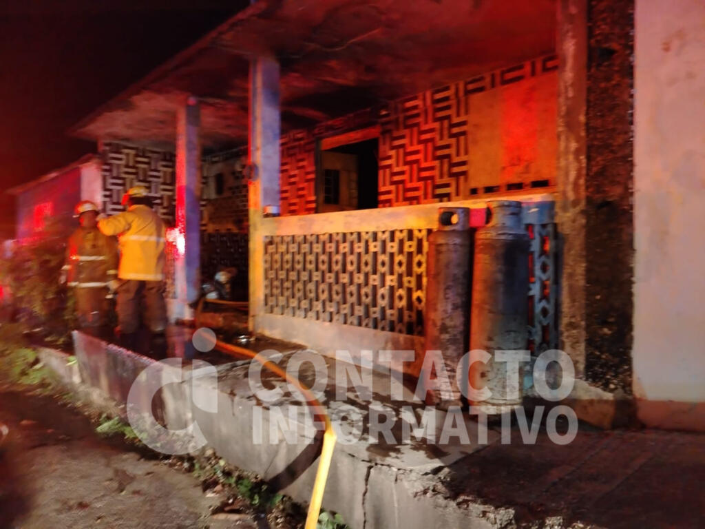 Intoxicado tras incendio en su casa; lo rescatan inconsciente en Las Fuentes