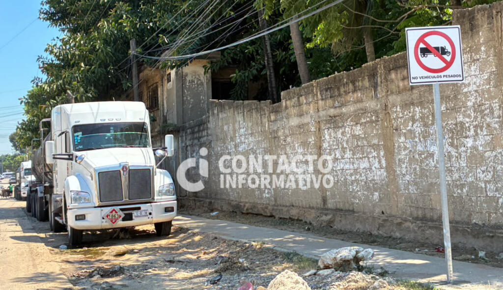 (+VIDEO)Advierten operativo contra pipas estacionadas en zonas prohibidas de Minatitlán