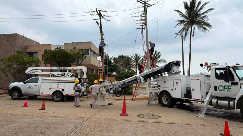 *CFE planea sustituir 300 postes en mal estado en Coatzacoalcos*