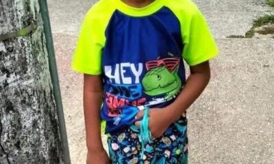 Niño de 4 años es encontrado solo afuera de un Oxxo; aseguró que su papá volvería por él
