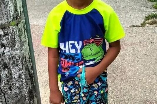 Niño de 4 años es encontrado solo afuera de un Oxxo; aseguró que su papá volvería por él
