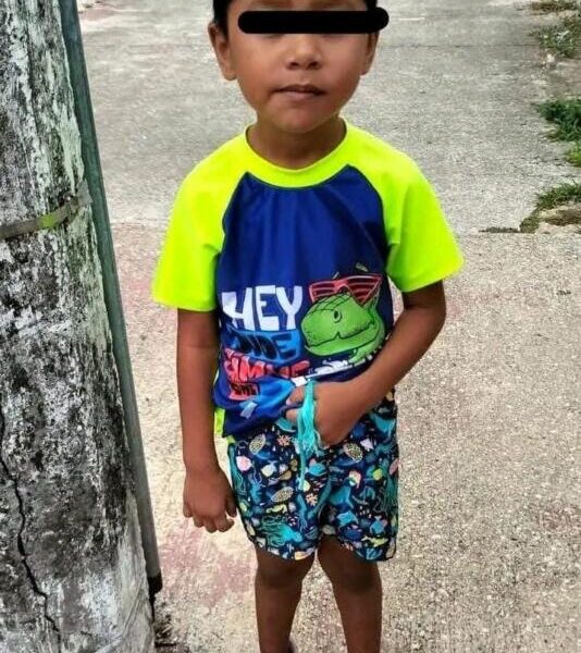 Niño de 4 años es encontrado solo afuera de un Oxxo; aseguró que su papá volvería por él