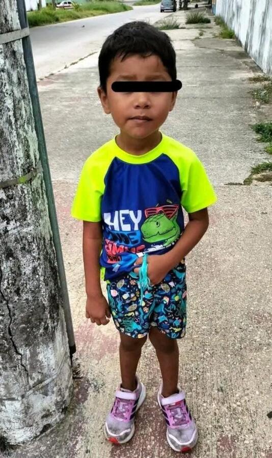 Niño de 4 años es encontrado solo afuera de un Oxxo; aseguró que su papá volvería por él