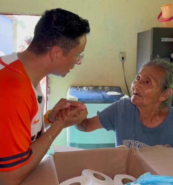 (+VÍDEO) La solidaridad dio esperanza: entregan apoyo a adulta mayor que perdió su casa en un incendio en Minatitlán