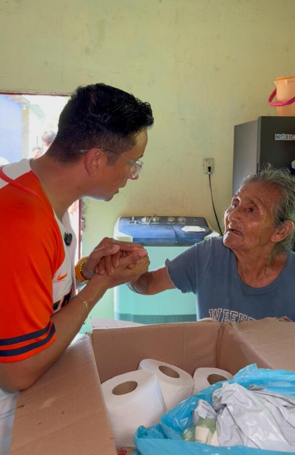 (+VÍDEO) La solidaridad dio esperanza: entregan apoyo a adulta mayor que perdió su casa en un incendio en Minatitlán