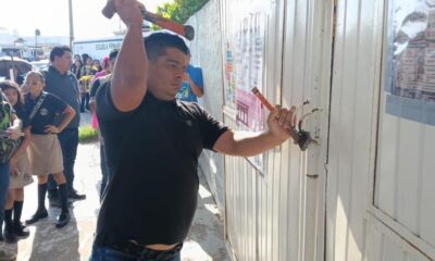 Padres cierran primaria en Coatzacoalcos; otro grupo abre el plantel a golpes con un marro