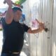 Padres cierran primaria en Coatzacoalcos; otro grupo abre el plantel a golpes con un marro