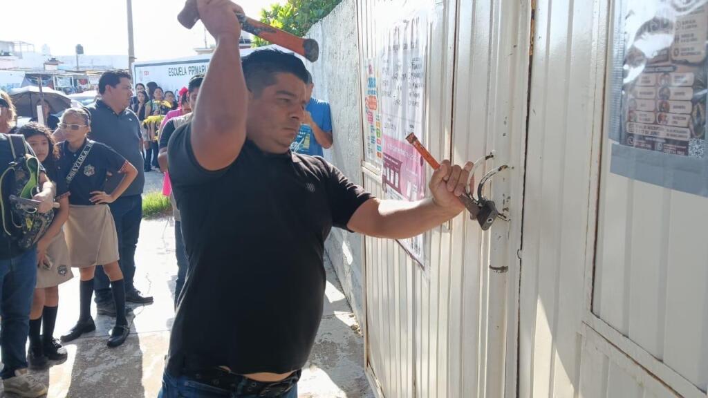Padres cierran primaria en Coatzacoalcos; otro grupo abre el plantel a golpes con un marro