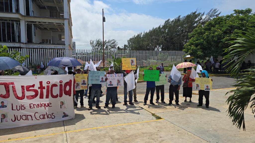 *Se manifiestan familias de policías de Ixhuatlán del Sureste, insisten que se esclarezca su situación y sean liberados*