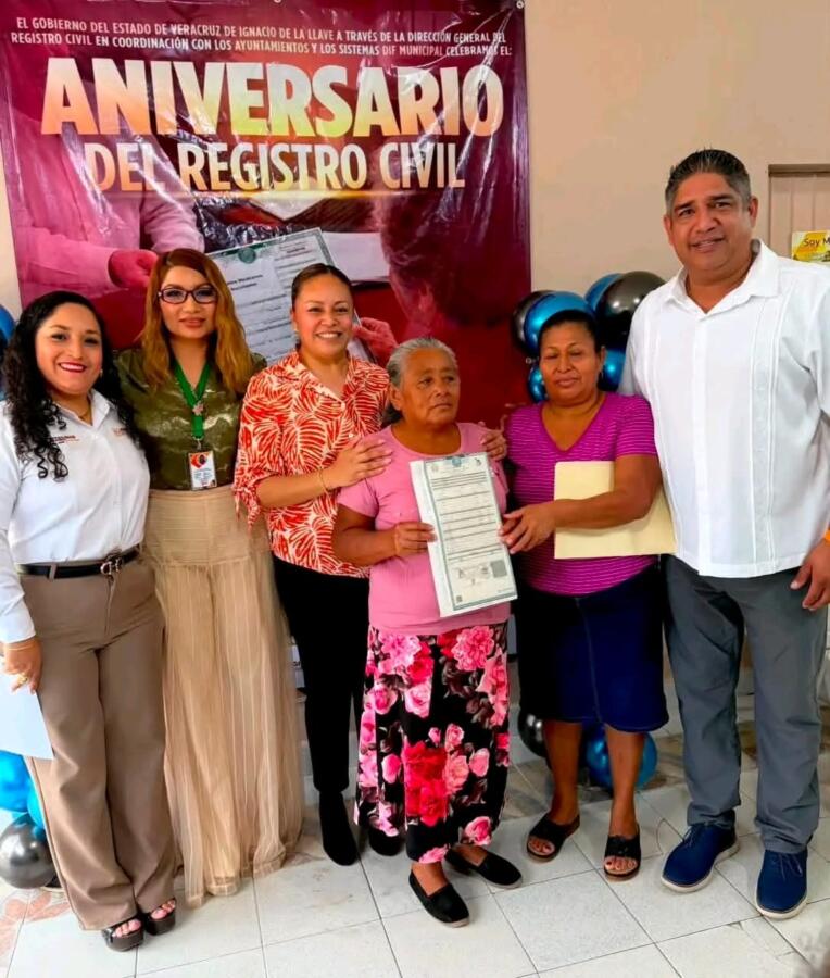 Entregan actas de nacimiento extemporáneas en Jáltipan; garantizan el derecho a la identidad