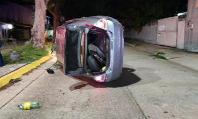 Fuerte volcadura en la colonia Petrolera deja un lesionado y cuantiosos daños materiales