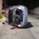 Fuerte volcadura en la colonia Petrolera deja un lesionado y cuantiosos daños materiales
