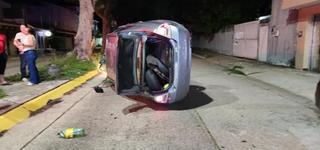 Fuerte volcadura en la colonia Petrolera deja un lesionado y cuantiosos daños materiales