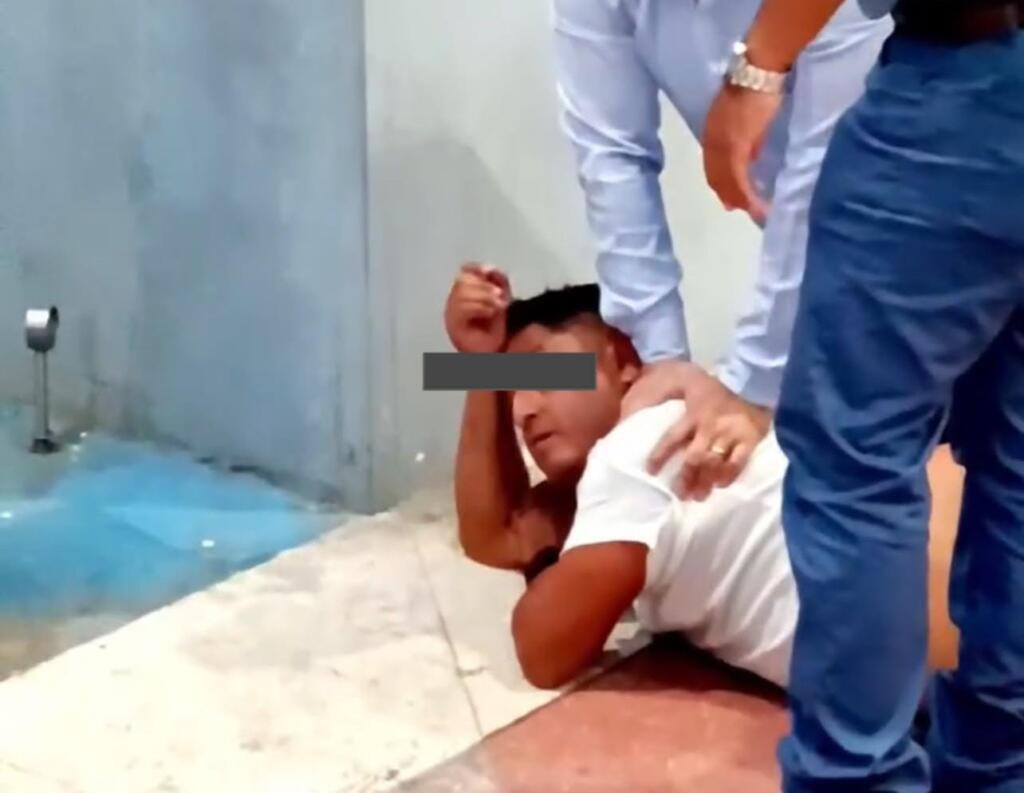 Hombre es detenido por presuntamente fotografiar a mujeres sin su consentimiento en Chedraui I de Coatzacoalcos
