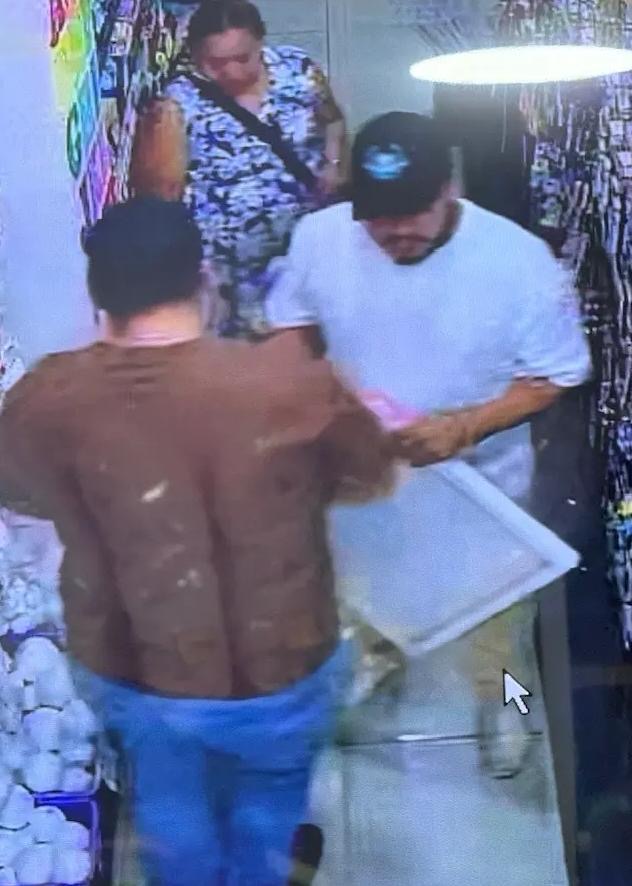¡Alerta entre comerciantes! Exhiben a cuatro presuntos farderos tras robo en tienda de Minatitlán
