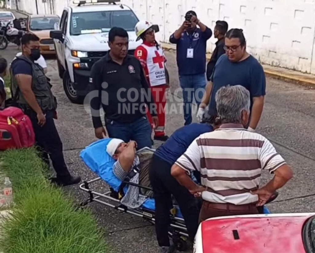 Fuerte choque entre taxi y camioneta deja un lesionado en Minatitlán