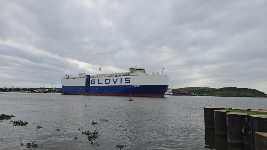 Arriba a Coatzacoalcos el buque Glovis Cougar para exportar 3 mil vehículos Hyundai hacia Estados Unidos