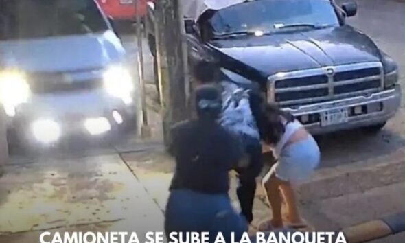 Camioneta se sube a la banqueta y a punto estuvo de atropellar a una familia completa