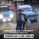 Camioneta se sube a la banqueta y a punto estuvo de atropellar a una familia completa