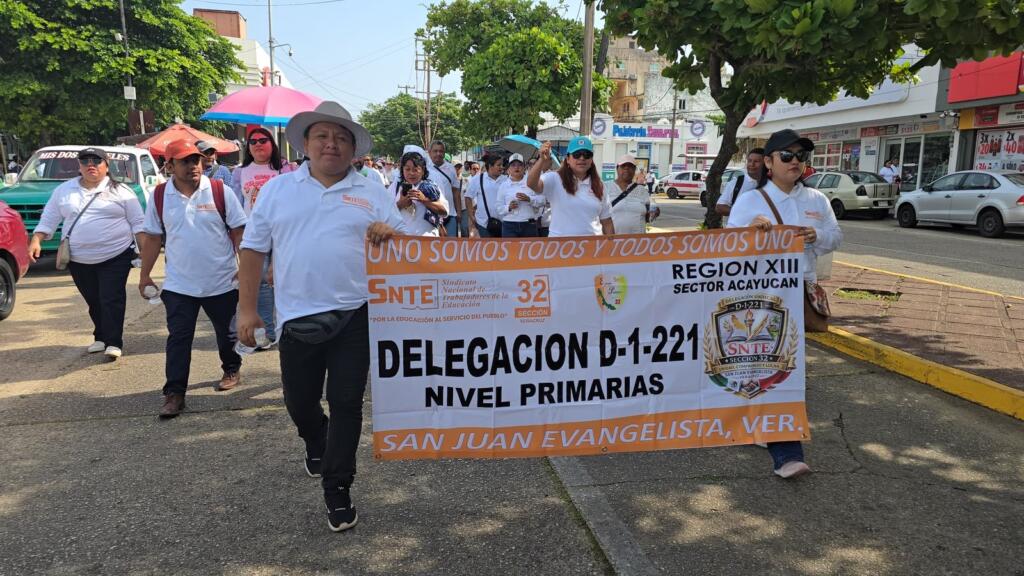 Marchan maestros de la Sección 32 del SNTE en Coatzacoalcos; denuncian que hasta 500 docentes enfrentan rezagos laborales