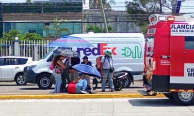 Motociclista derrapa y se estrella contra una banqueta; queda inconsciente en Coatzacoalcos