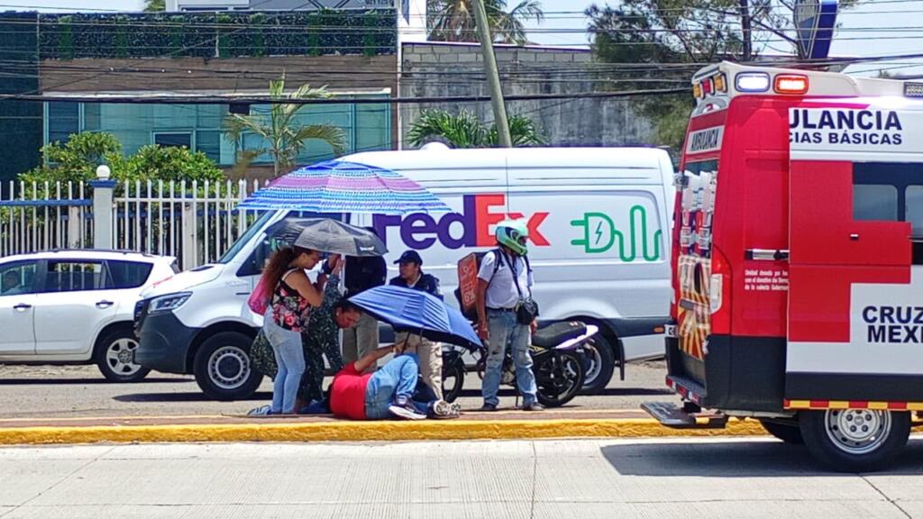 Motociclista derrapa y se estrella contra una banqueta; queda inconsciente en Coatzacoalcos